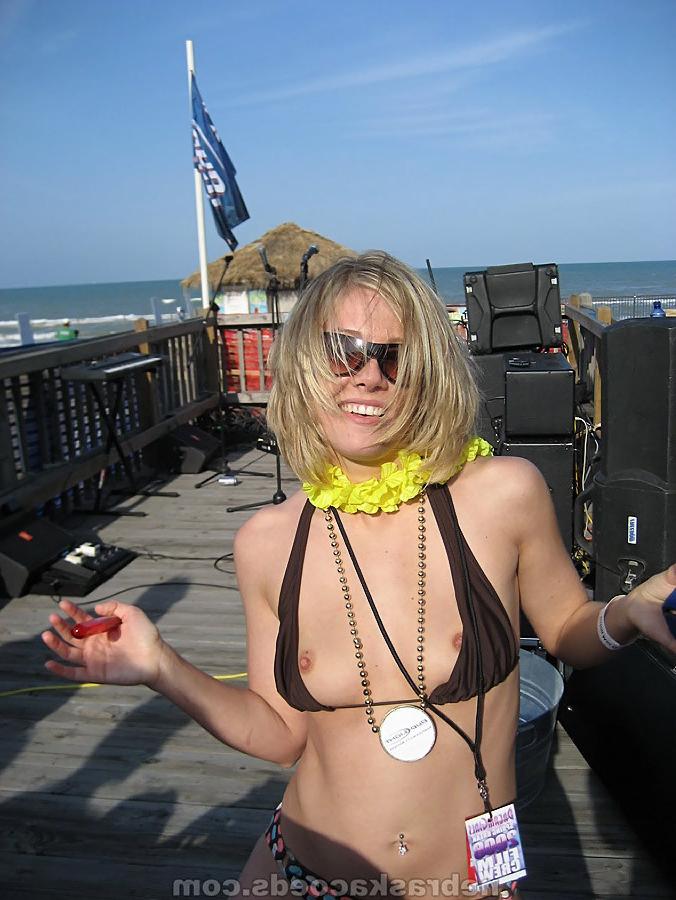 16P College girls flashing at Spring Break