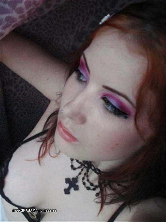 12P Aufnahmen eines süßen, dampfenden, heißen Emo-Girls