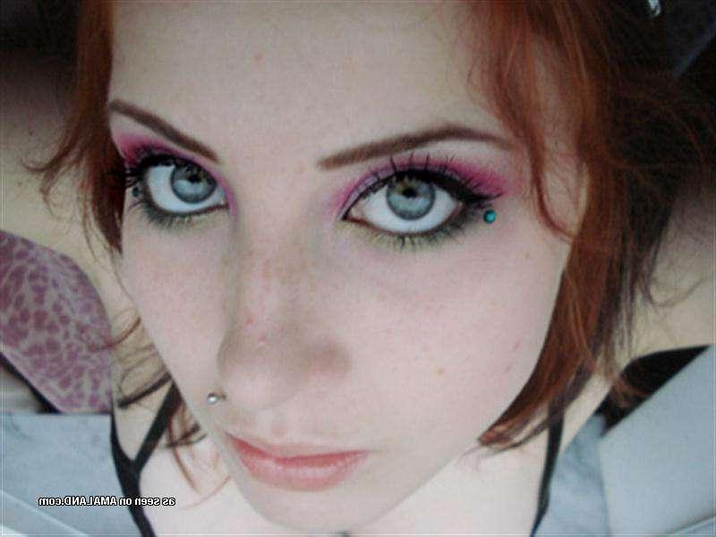 12P Aufnahmen eines süßen, dampfenden, heißen Emo-Girls
