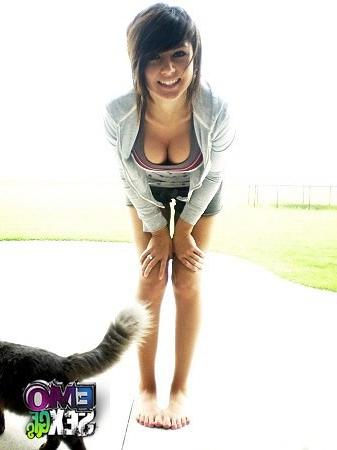 12P Busty emo gf pics