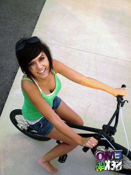 12P Busty emo gf pics