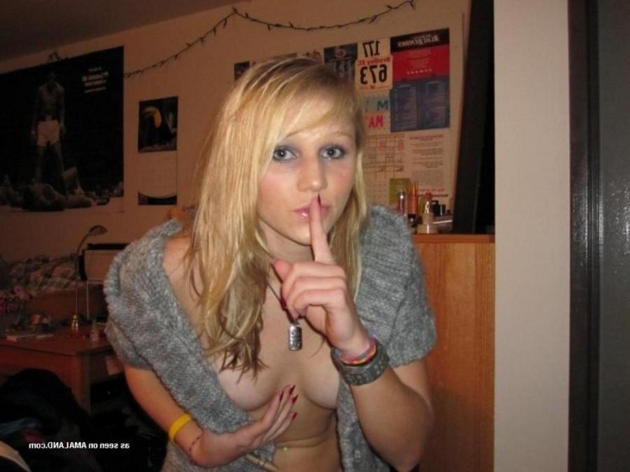 11P Blonde emo teen masturbating and spreading