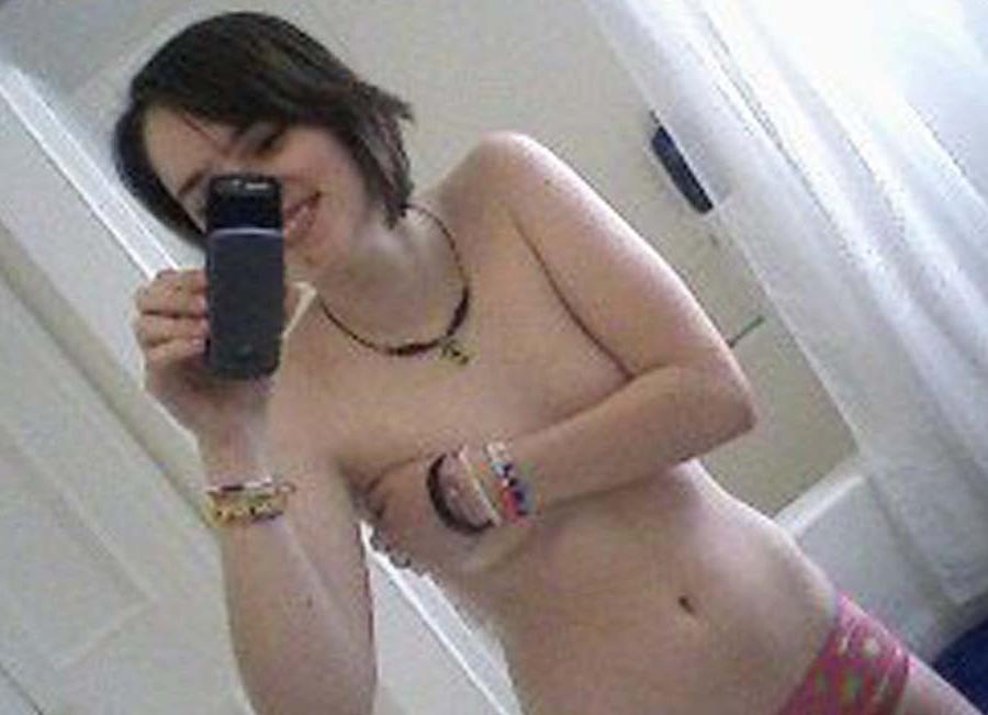 15P Kinky emo babe's hot selfpics