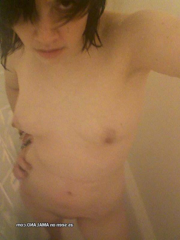 15P Kinky emo babe's hot selfpics