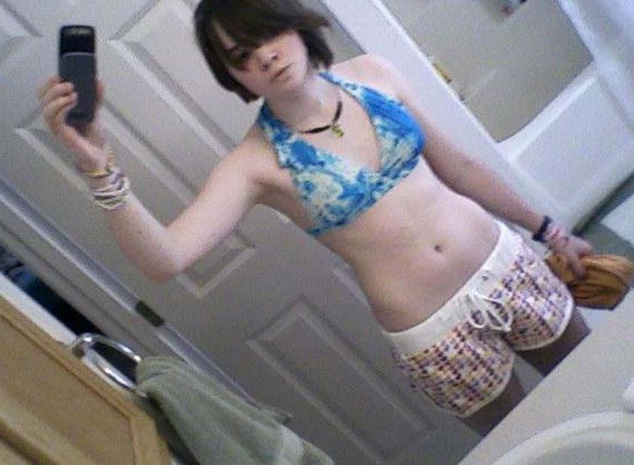 15P Kinky emo babe's hot selfpics
