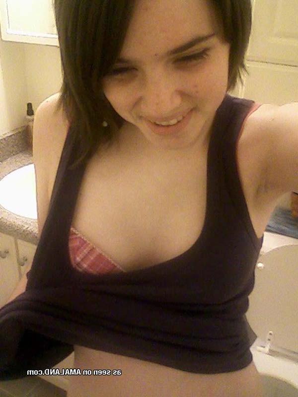 15P Kinky emo babe's hot selfpics
