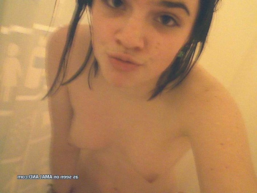 15P Kinky emo babe's hot selfpics