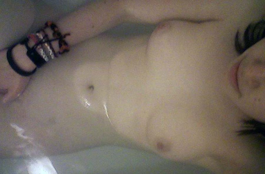 15P Kinky emo babe's hot selfpics