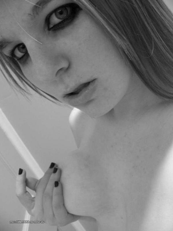 12P Hot amateur emo babe displaying her shaven cunt