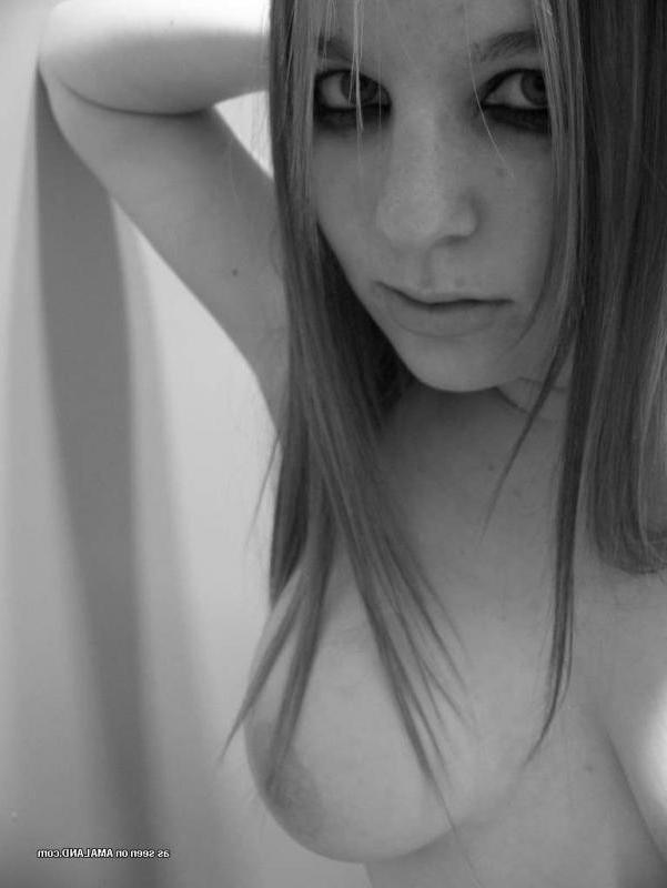 12P Hot amateur emo babe displaying her shaven cunt
