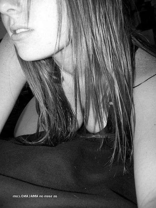 12P Hot amateur emo babe displaying her shaven cunt