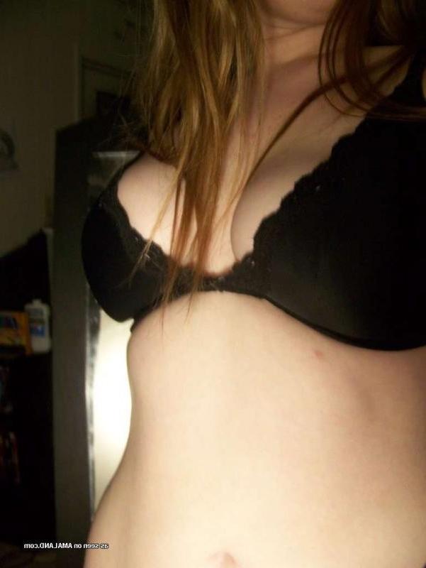 12P Hot amateur emo babe displaying her shaven cunt