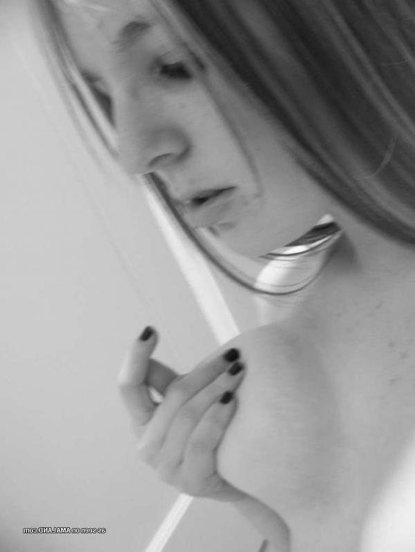 12P Hot amateur emo babe displaying her shaven cunt