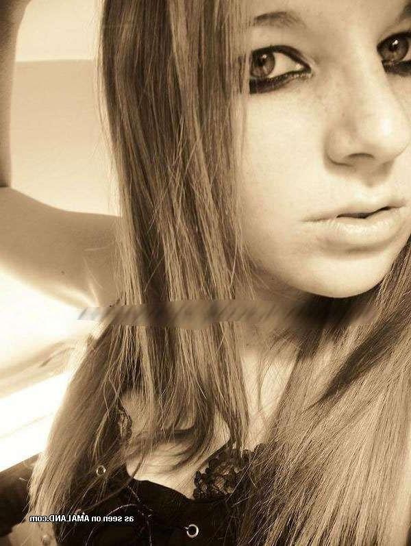 12P Hot amateur emo babe displaying her shaven cunt