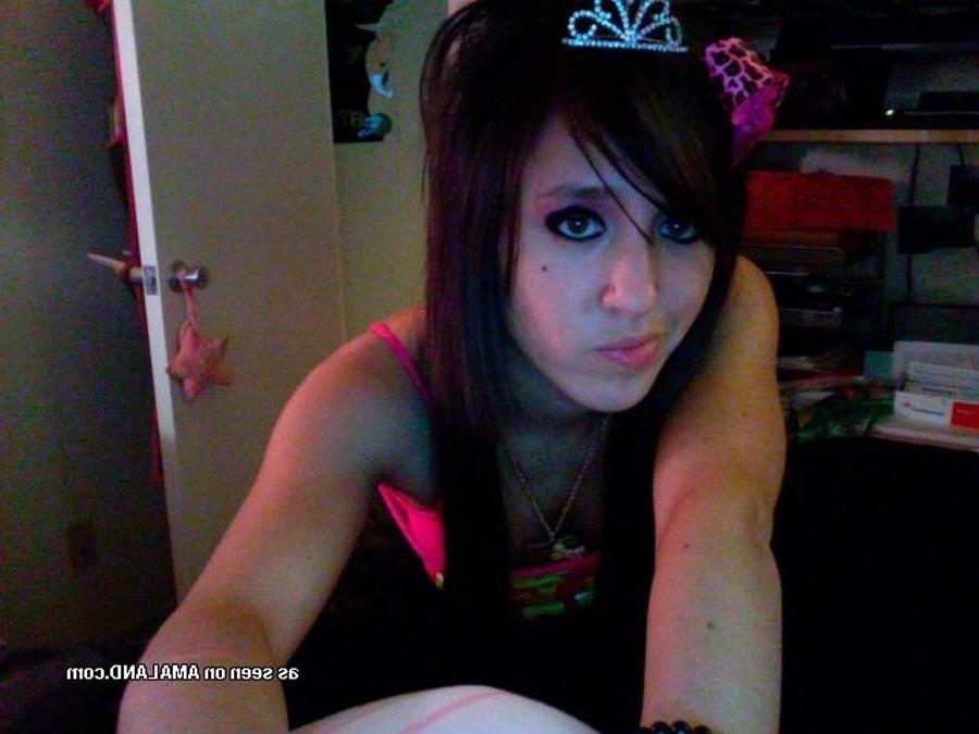 16P Sexy amateur Giselle being emo