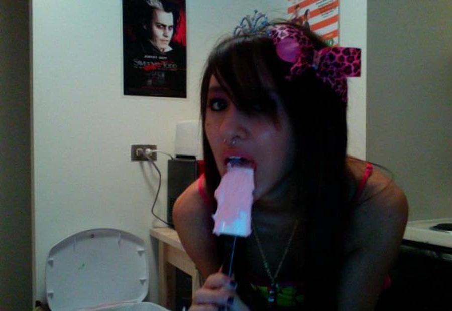 16P Sexy amateur Giselle being emo