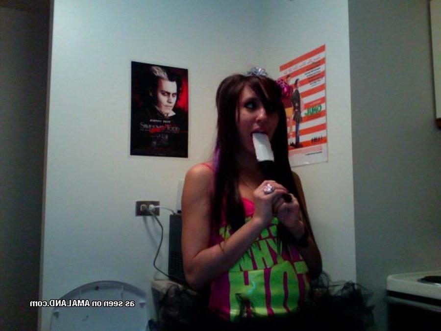 16P Sexy amateur Giselle being emo