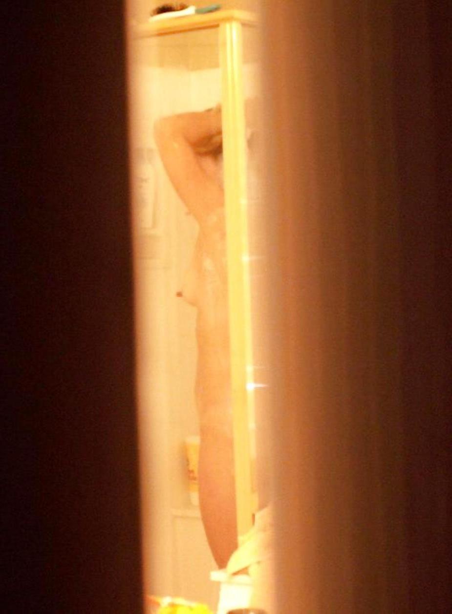 25P Spy on Milf with big nips 
