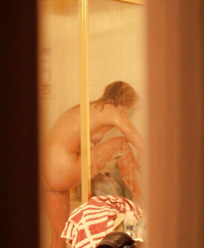25P Spy on Milf with big nips 