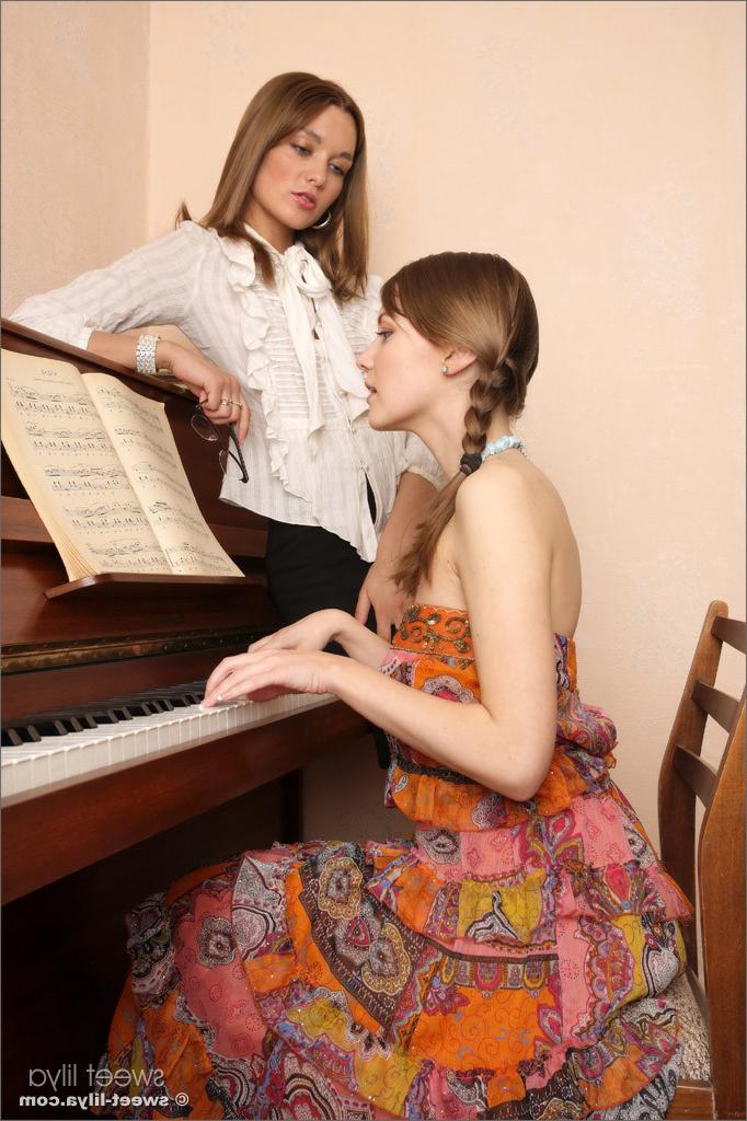 12P The Piano Lesbian Lesson