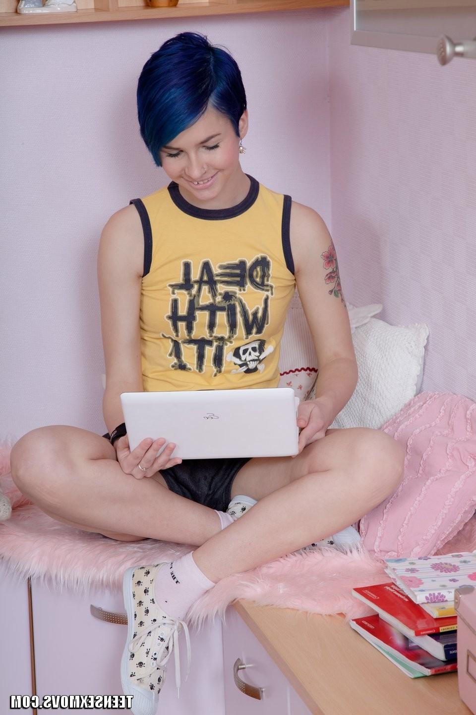 15P Blue-haired babe eating cum