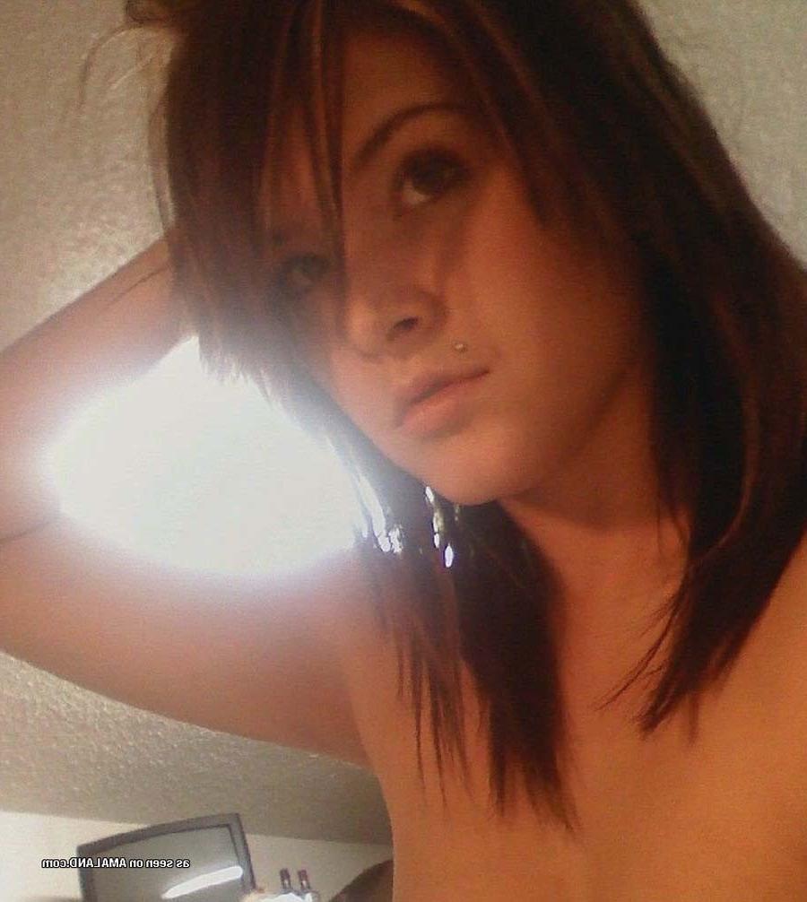 16P Sexy naked tattooed emo chick