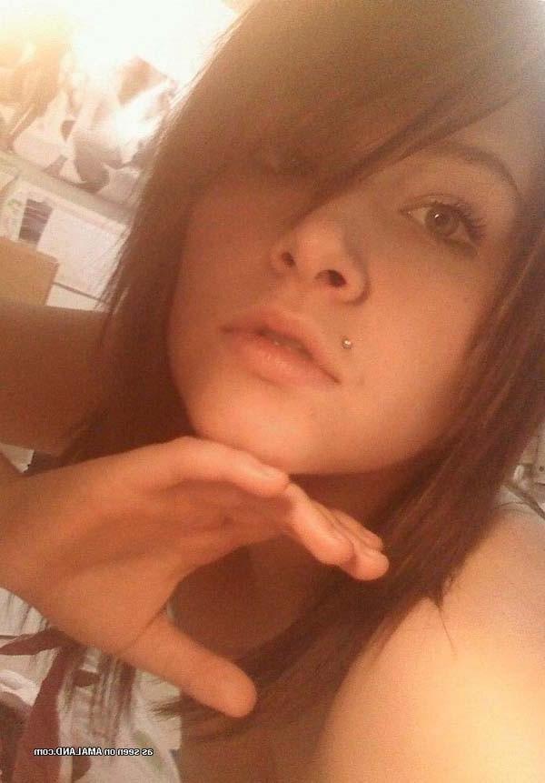 16P Sexy naked tattooed emo chick