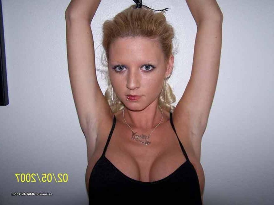 16P Sexy pierced and tattooed naked GF