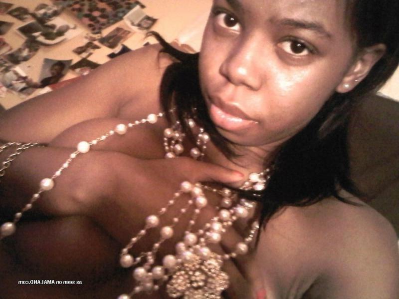 12P Amateur ebony GF with pierced nips taking topless pics