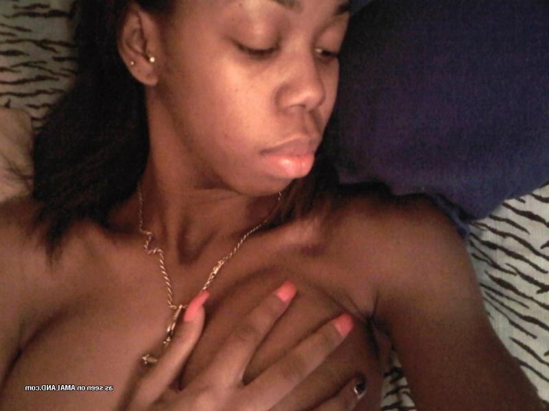 12P Amateur ebony GF with pierced nips taking topless pics