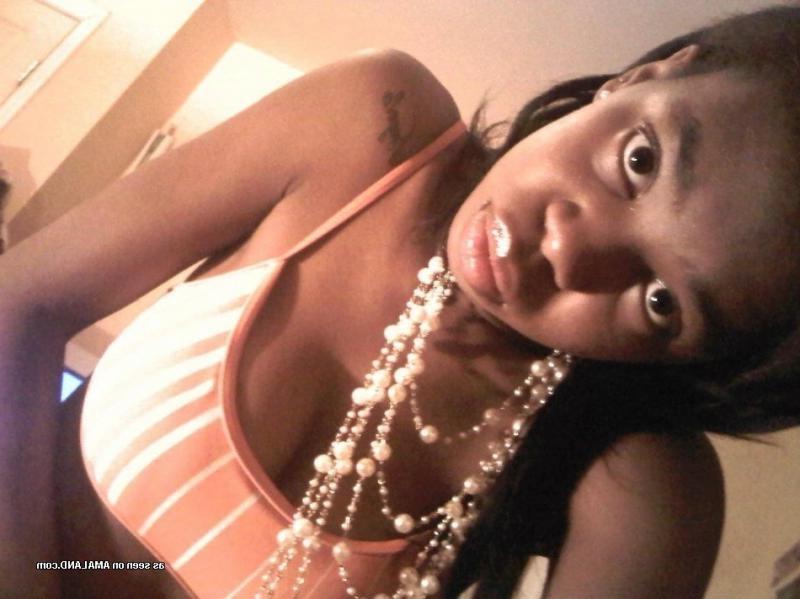 12P Amateur ebony GF with pierced nips taking topless pics