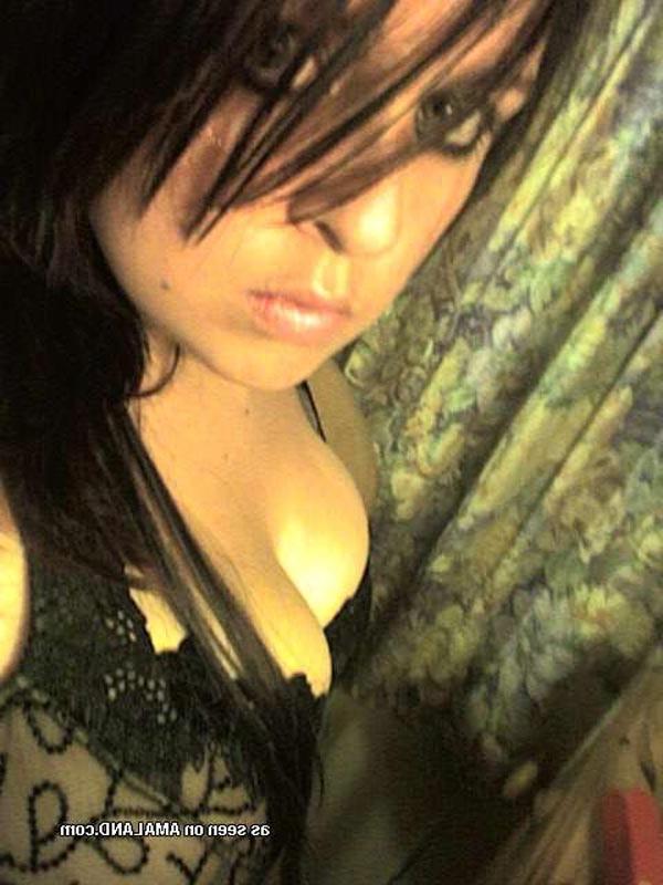 10P Busty emo chick naked and selfshooting