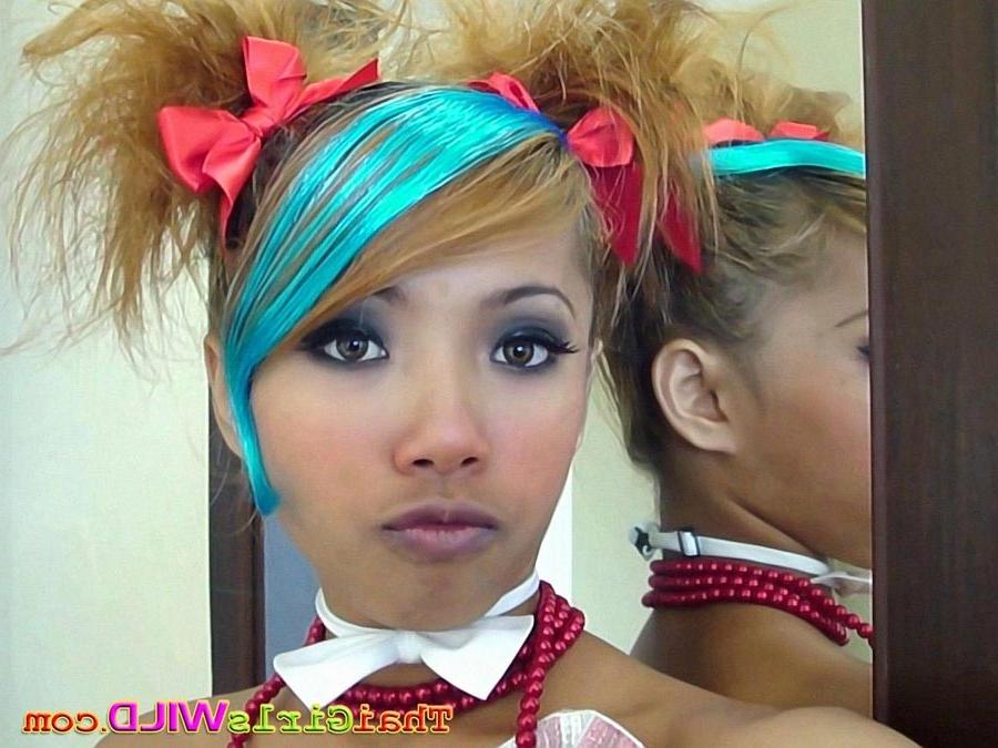 16P Beautiful emo Thai babe Air sucks a lolipop