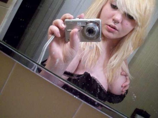 15P Self-shooting naked emo chicks