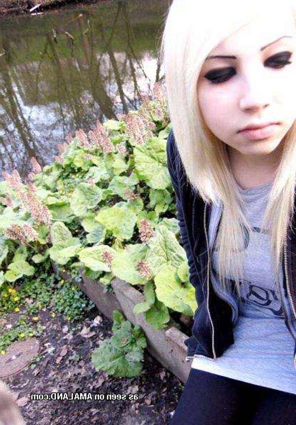 16P Hot amateur blondie emo babe