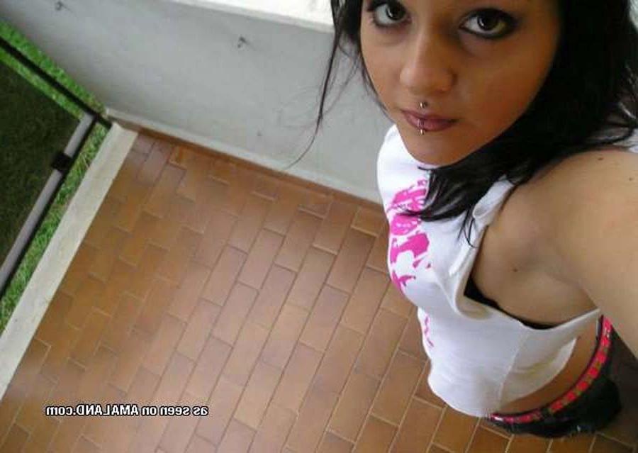 16P Sexy camwhoring amateur emo babes