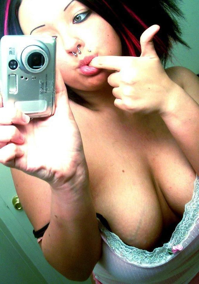 15P Self-shooting busty emo chick