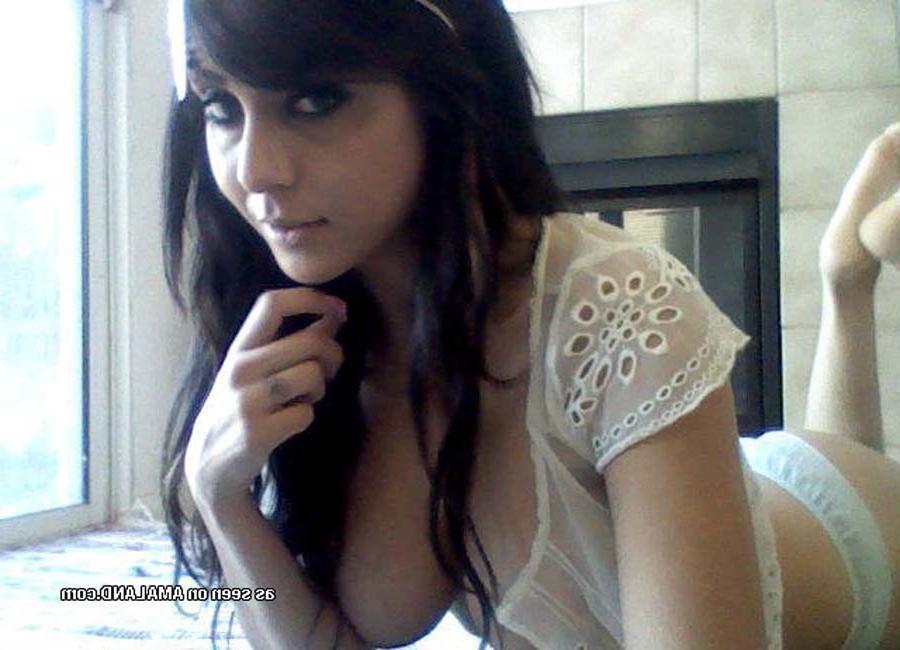 16P Sexy big-tittied emo chick's selfpics