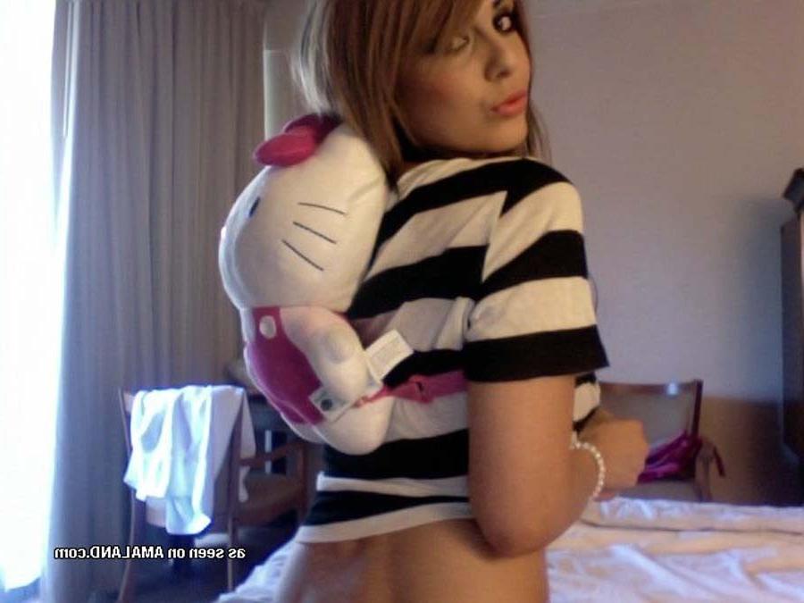 16P Sexy big-tittied emo chick's selfpics