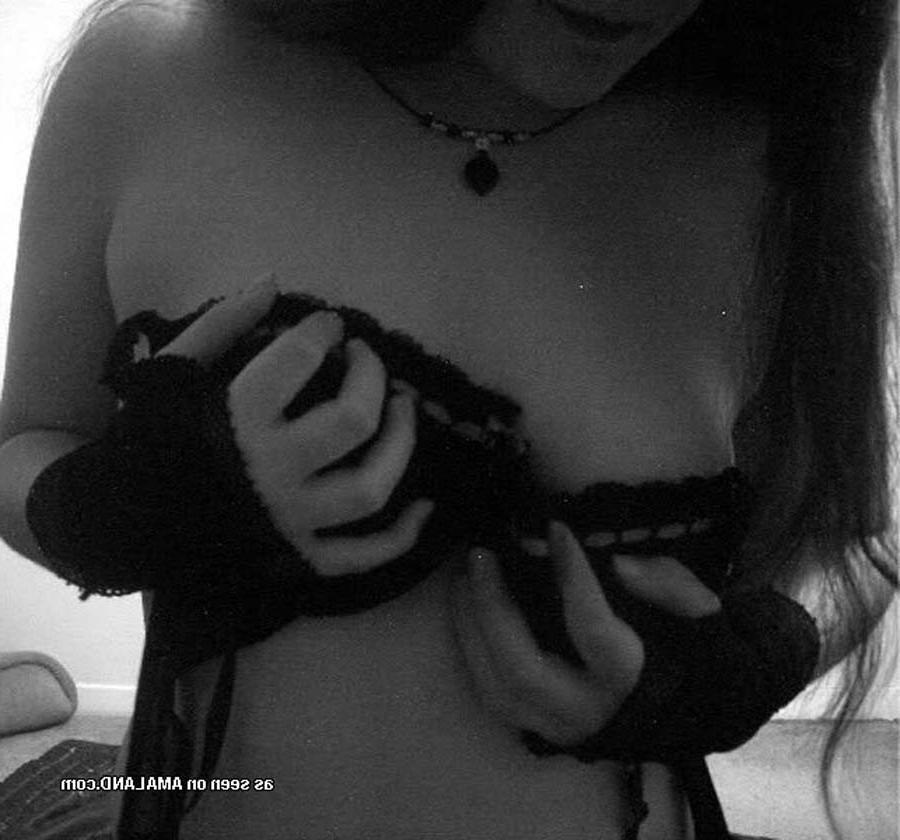 15P Sexy amateur emo babe's selfpics