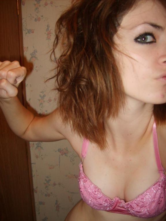16P Hot brunette emo chick self-shooting