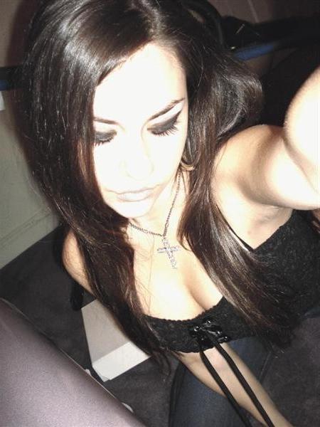 16P Sultry emo GF pics