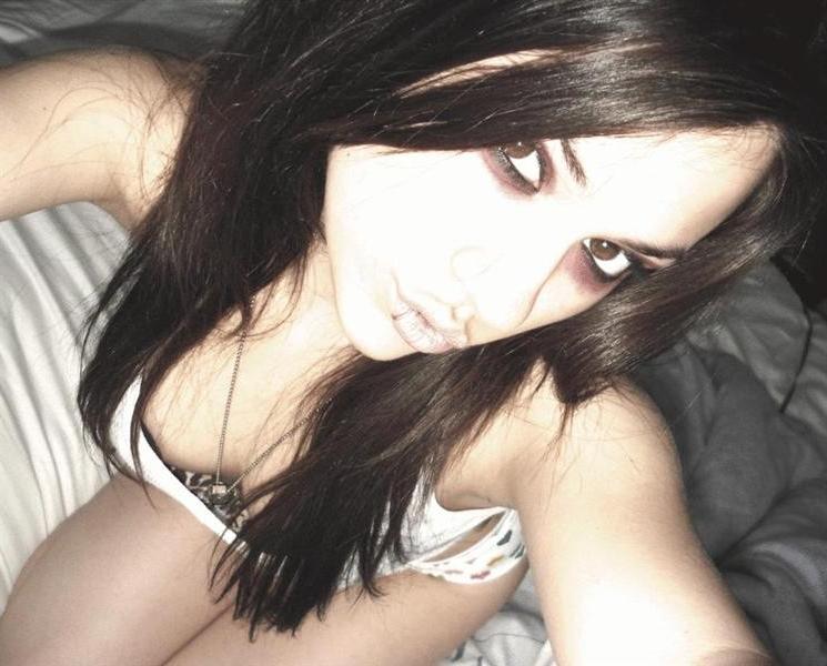 16P Sultry emo GF pics