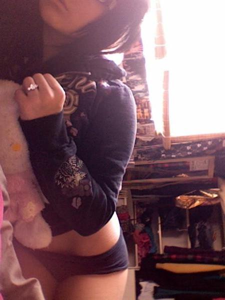16P Sultry emo GF pics