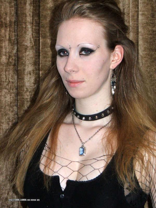 16P Posing busty emo babe