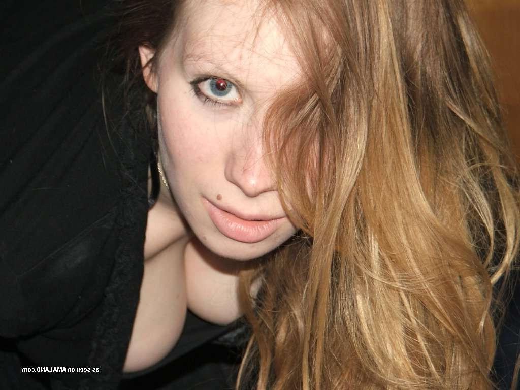 16P Posing busty emo babe