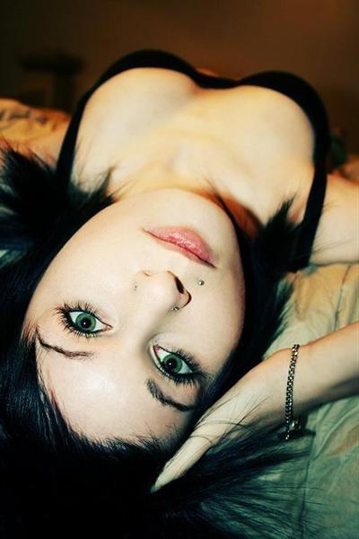 16P Busty emo babes seductive self-pics