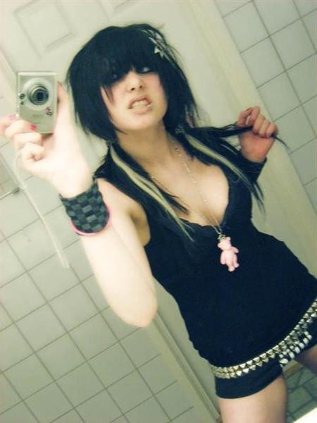 16P Busty emo babes seductive self-pics