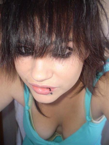 16P Busty emo babes seductive self-pics