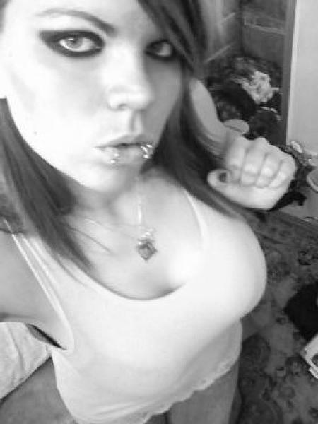 16P Busty emo babes seductive self-pics